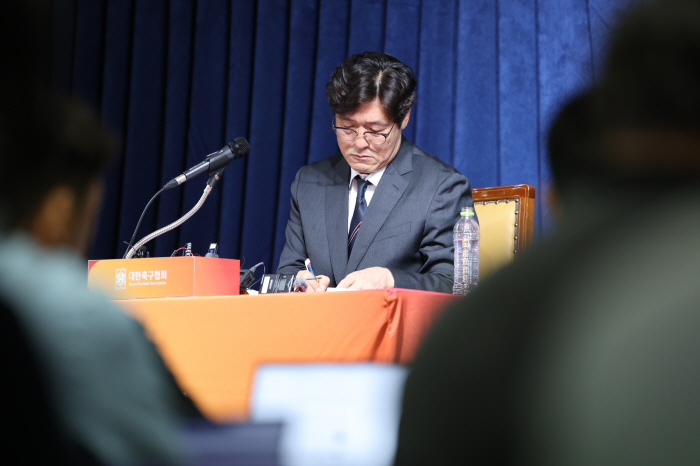 [SC이슈]풀리지 않는 이임생 유럽출장 미스터리, 50p 분량 PT 준비…