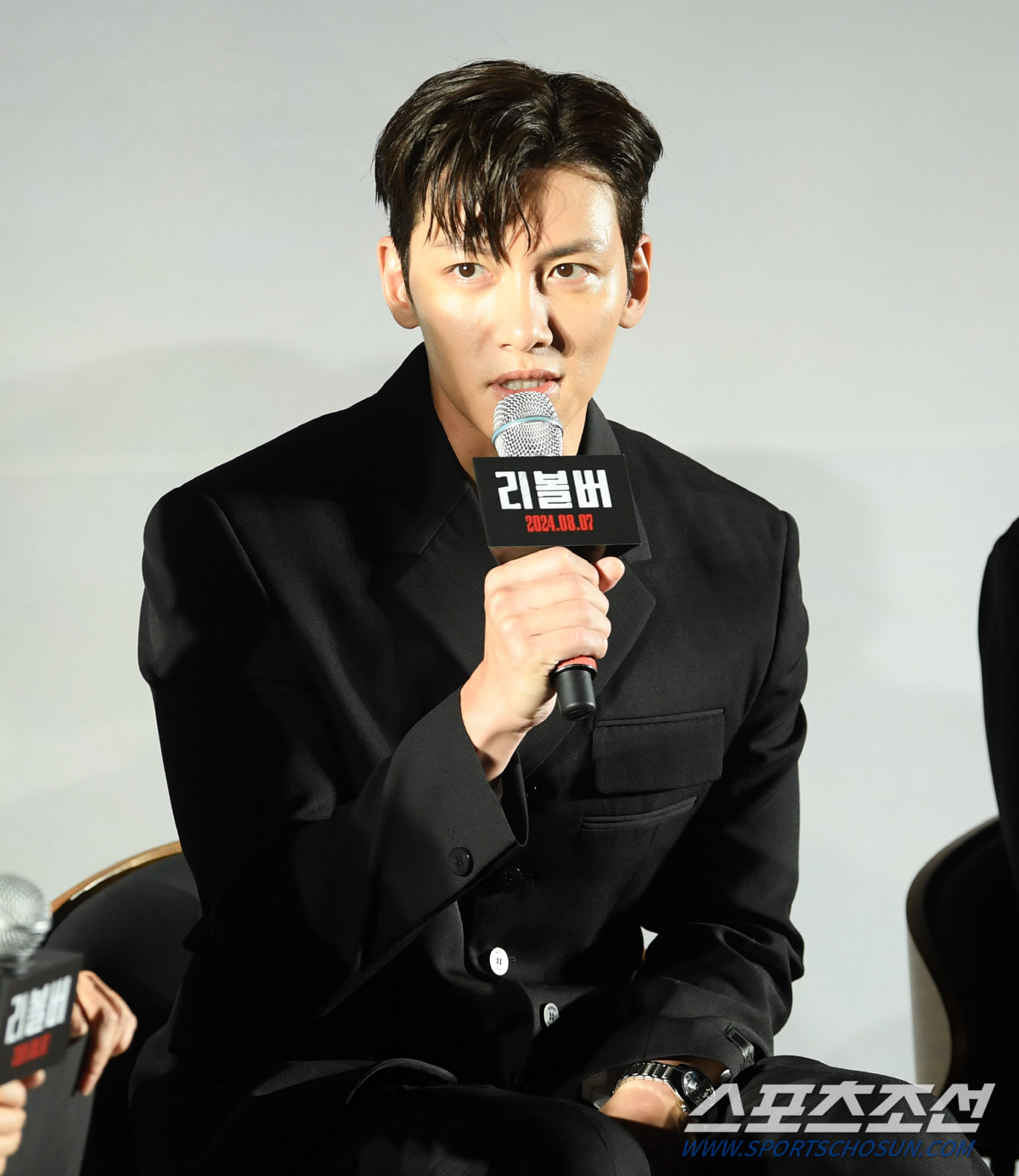 '리볼버' 지창욱 "관객들에 '향수 뿌린 미친개'로 불리고파"