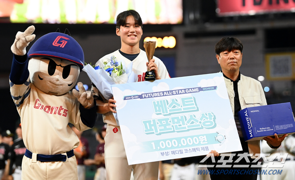 "큰 꿈이 생겼죠" 카리나 시구→코스프레까지…올스타위크 빛낸 19세 깜짝…
