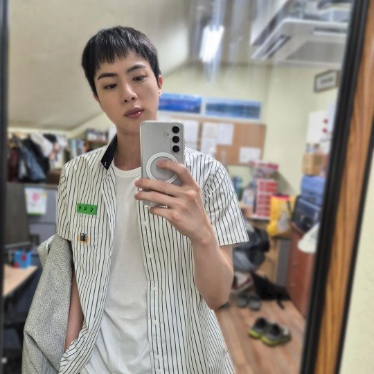 "와~ 진이다"…방탄 진, 교복 입고 모교 방문에 '부산행' 찍는 줄 […