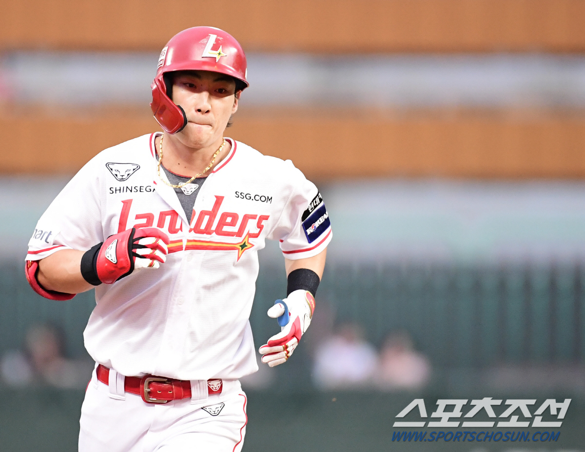 '부산의 캡틴' 전준우, 후반기 개막전부터 홈런포 가동…최지훈 선두타자포…