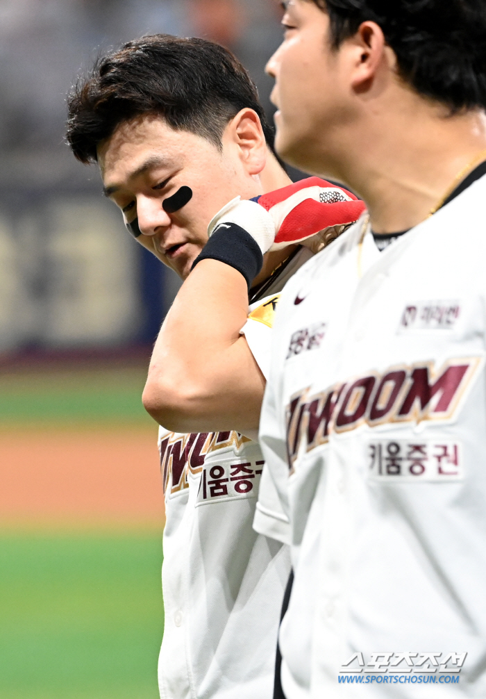 '팔이 까진 줄도 모르고' 온몸 던진 허슬에 유니폼은 흙 범벅, 최주환의…