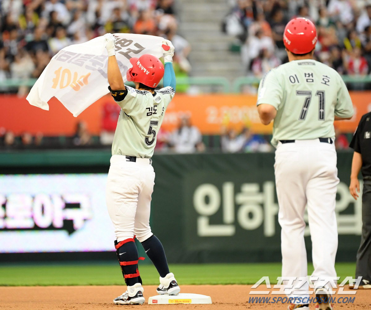 '웃음꽃 활짝 핀 꽃범호' 뜨거운 타격감 김도영 맹활약...'도영아 니땜…