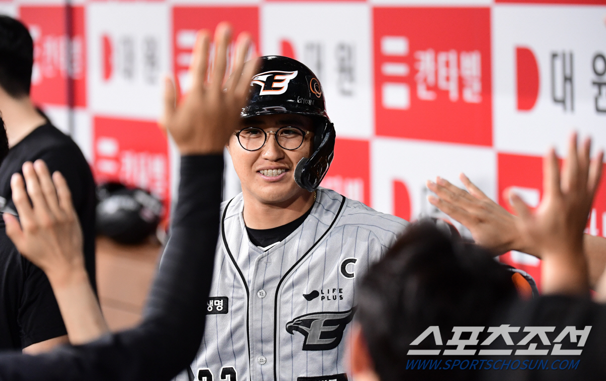 '10승 리그 최강 선발 격파' 이도윤 불꽃타, 바리아 환상투...한화,…