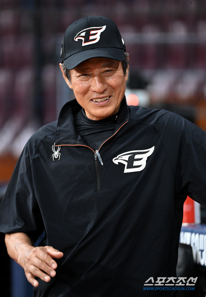 6년 만에 '달'의 품으로…"LG 코치 아들한테 많이 배워요"[직격인터뷰…