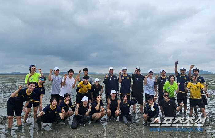 "내가 먼저 망가져야…" 감독부터 진흙 뒤집어썼다…갯벌 뒤흔든 '몸개그'…