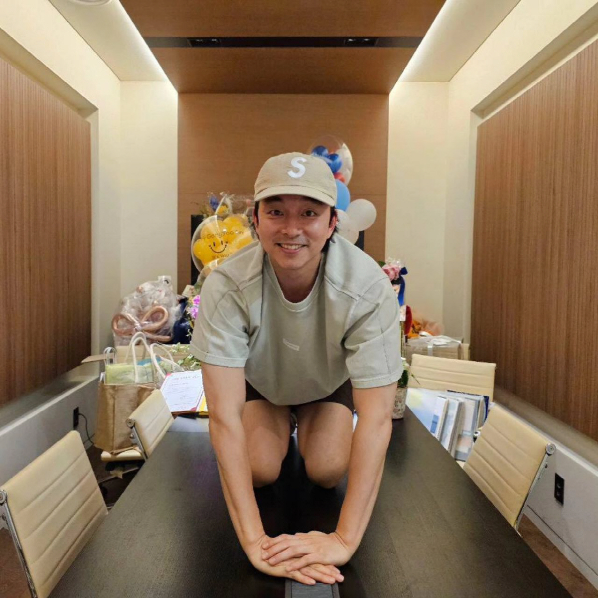 [SCin스타] 생일 맞은 도깨비! 선물 속에 숨은 공유, 팬들에 '꾸벅…