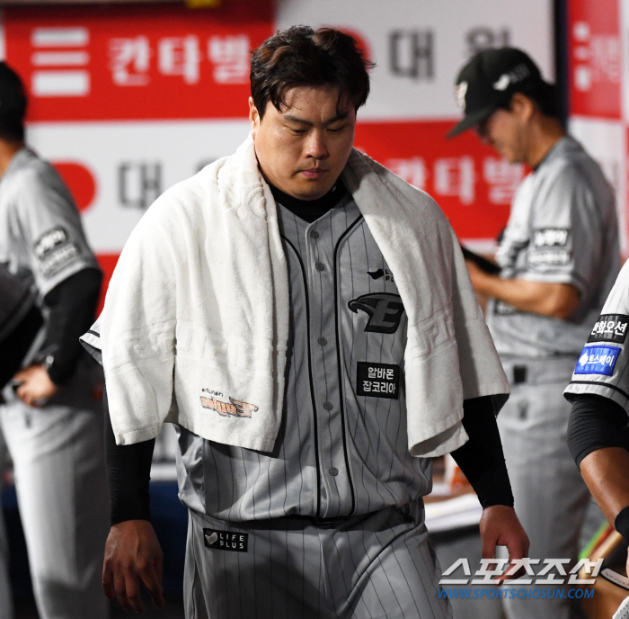 '천하의 류현진이?' 1회 마치고 양상문 코치 찾아가 ABS부터 체크..…