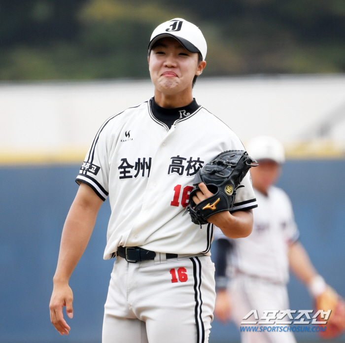 '괜히 전체 1순위 후보가 아니네' 최고 152km 강속구 던지다 결승타까지 친 전주고 정우주, '인성까지 완벽'