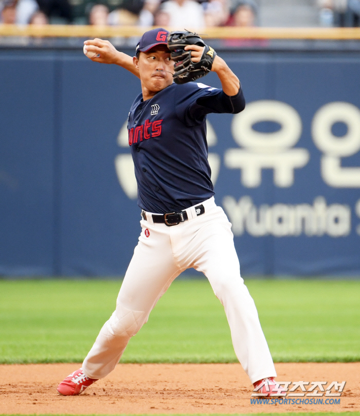 롯데, 노진혁 50억 투자는 실패 분위기...박승욱에겐 너무 버거운 짐일…