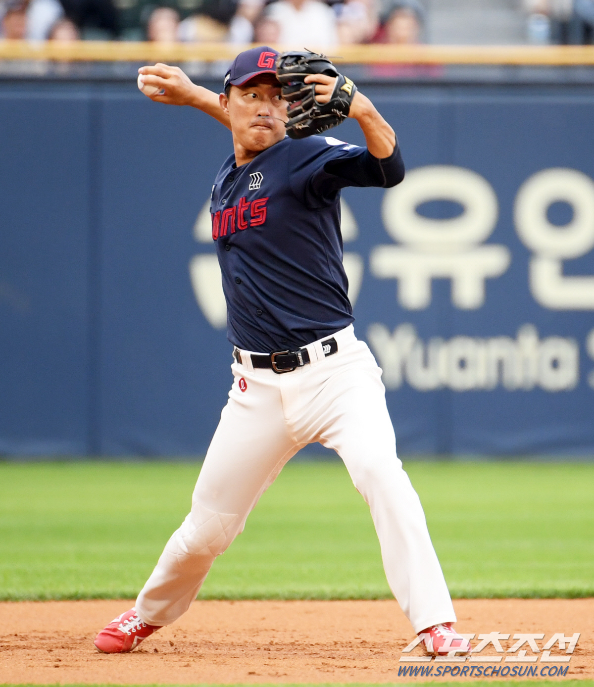 롯데, 노진혁 50억 투자는 실패 분위기...박승욱에겐 너무 버거운 짐일…