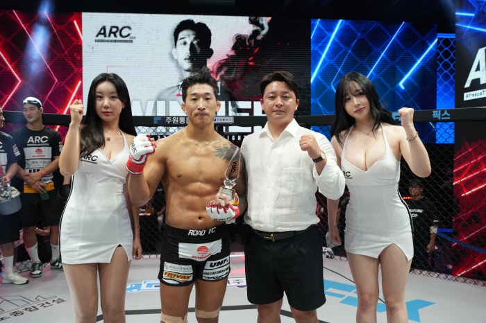 아키우노 종합건설 박준혁 대표, 승리한 한상권에게 트로피 시상[ARC00…