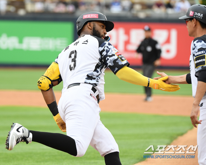 '좀 친다 했더니...' 외국인 첫 50홈런이 보인다. 5개차 홈런 1위…