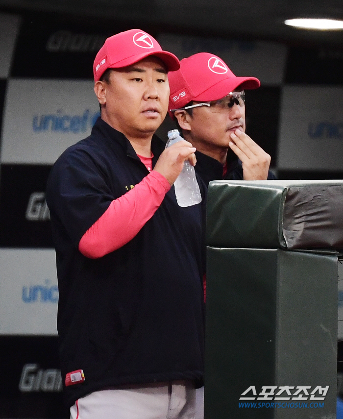 늘 힘찼던 1위 감독의 목소리가 작아졌다 "이렇게 또 빠질거라고는…" 한…
