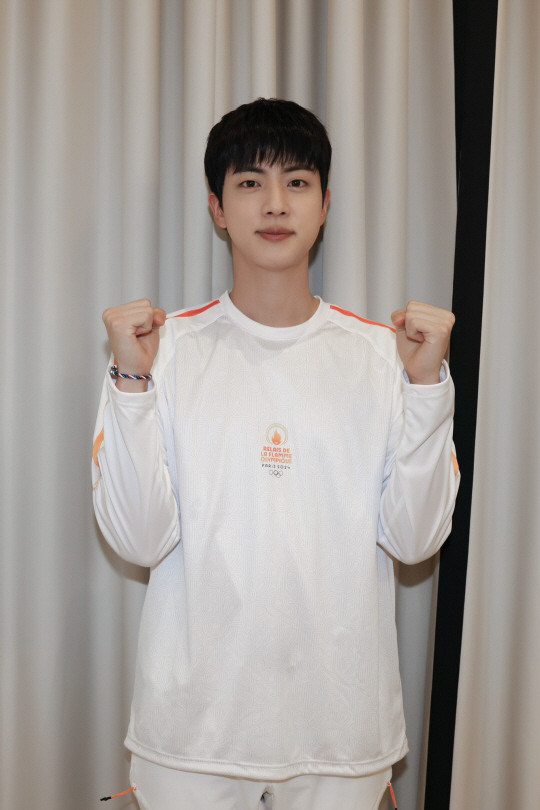 BTS 진, '2024 파리 올림픽' 성화봉송 "뜻깊은 순간 참여해 영광…