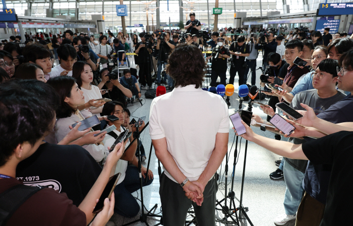 [현장 기자회견]'유럽 출국' 홍명보 A대표팀 감독 "외국인 코치 선임,…