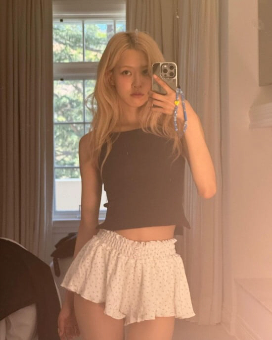 [SCin스타] 모태 뼈마름! 로제, 한 줌 허리, 가녀린 팔다리