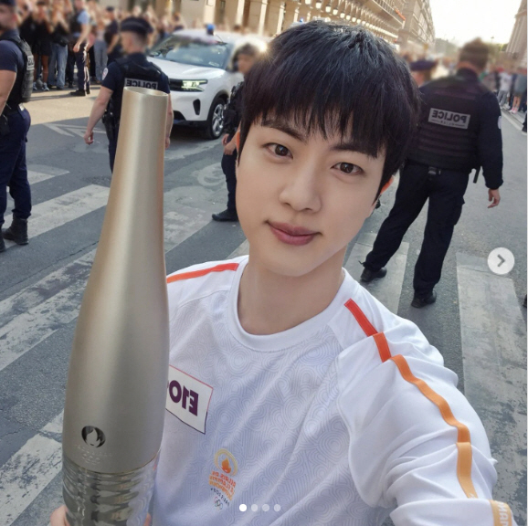 "잘생겼다" 진, 파리올림픽 성화봉송 중 직접 찍은 셀카