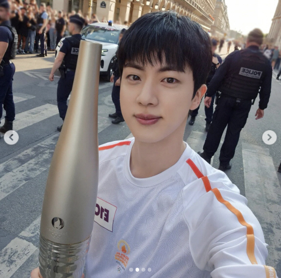 "잘생겼다" 진, 파리올림픽 성화봉송 중 직접 찍은 셀카