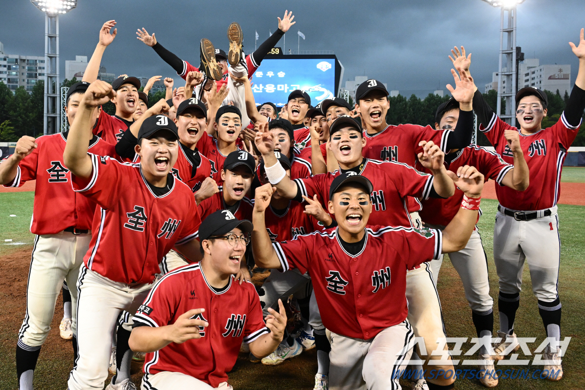 33년전 대선배들처럼…'최고 151㎞' 정우주+MVP 이한림, 청룡을 품…