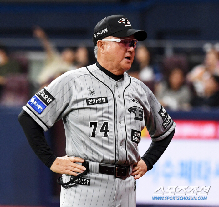 "4시간 경기 야구인도 못 본다"…현역 최고참 사령탑, 피치컴 도입 왜 …