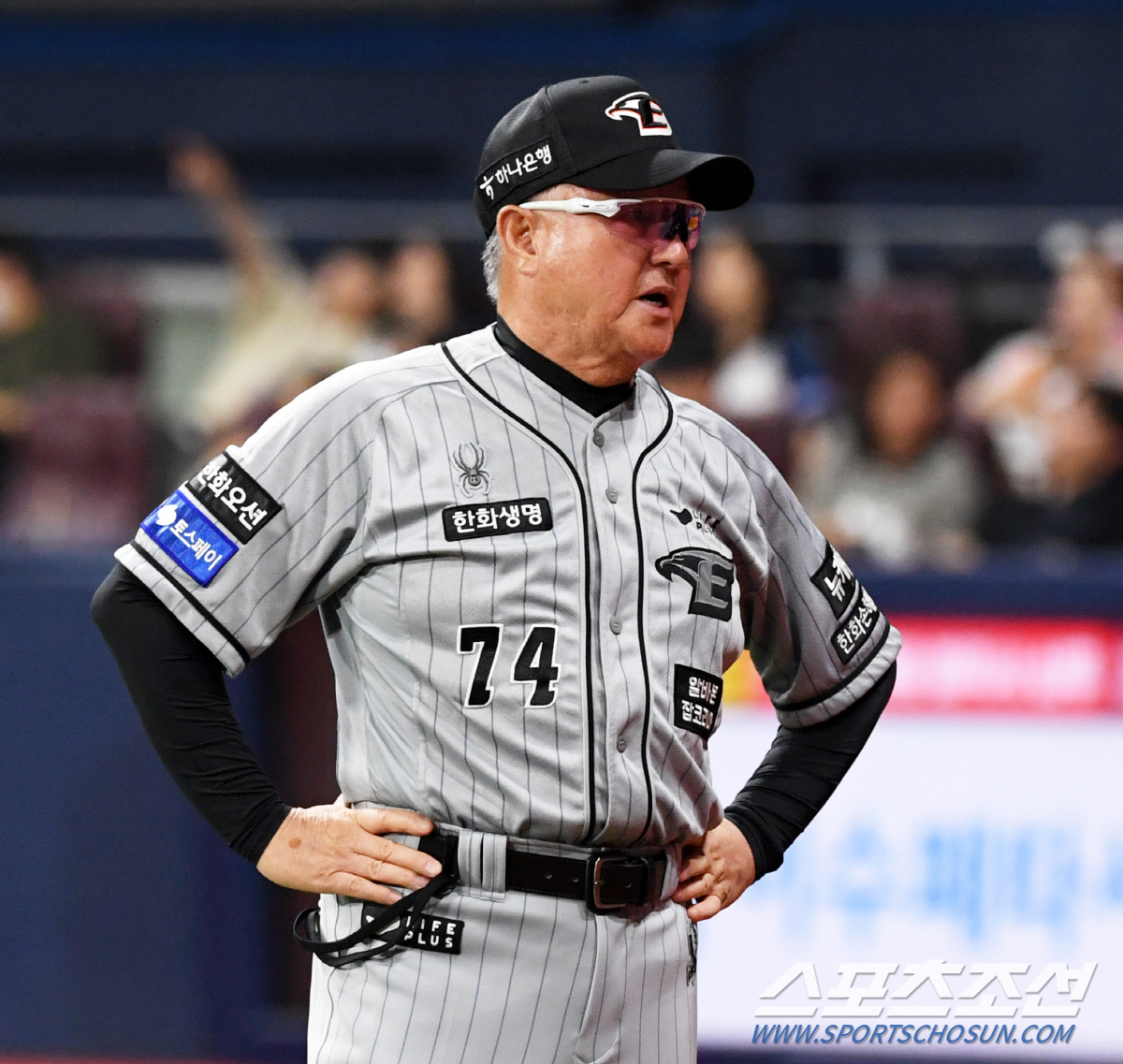 "4시간 경기 야구인도 못 본다"…현역 최고참 사령탑, 피치컴 도입 왜 …
