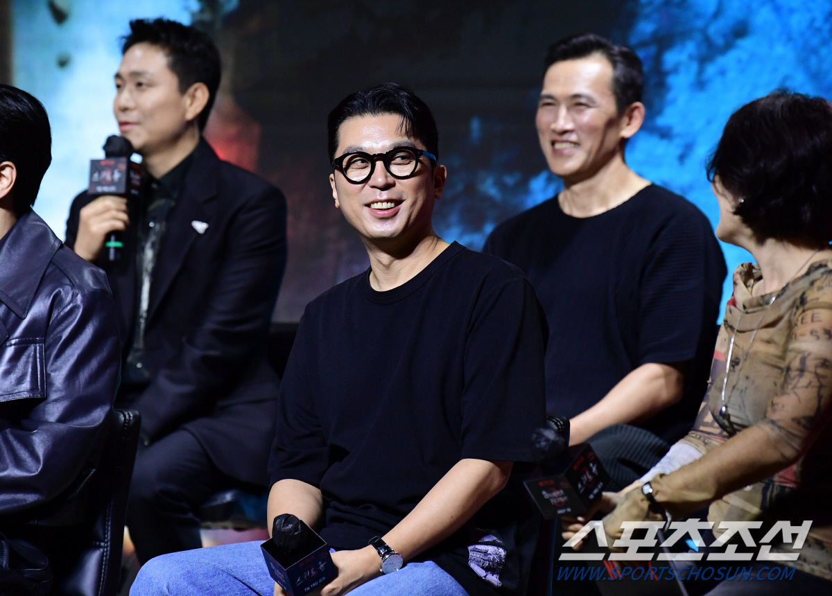 '스위트홈3' 이응복 감독 "송강·이도현, 더 잘생겨져"