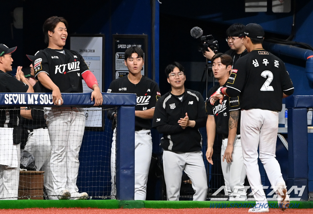 '이걸 잡는다고?' 집중력이 폭발했다. 황재균 캐치에 화들짝, KT 더그…
