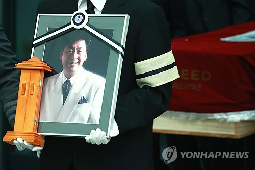 故 현철 눈물의 영결식…"국민 애환 노래로 위로해준 애국자"