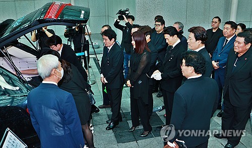 (서울=연합뉴스) 진연수 기자 = 가수 설운도, 강진 등 동료 가수들이 18일 오전 서울아산병원 장례식장에서 엄수된 가수 고 현철의 발인에서 고인에게 마지막 인사를 하고 있다. 2024.7.18 jin90@yna.co.kr