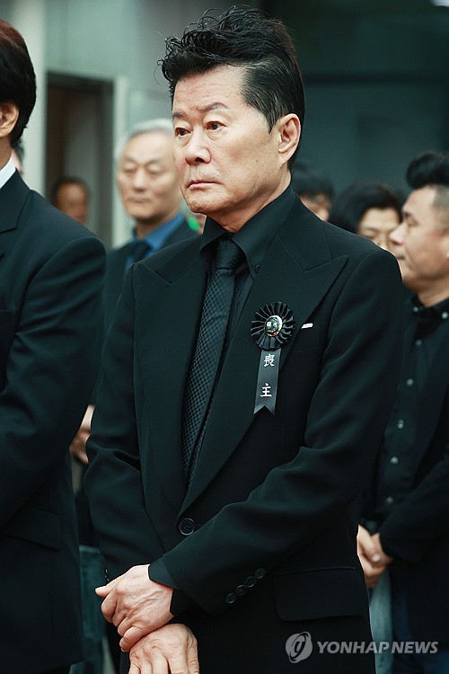 (서울=연합뉴스) 진연수 기자 = 가수 태진아가 18일 오전 서울아산병원 장례식장에서 엄수된 가수 고 현철의 발인에서 고인에게 마지막 인사를 하고 있다. 2024.7.18 jin90@yna.co.kr
