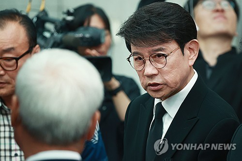 (서울=연합뉴스) 진연수 기자 = 가수 설운도가 18일 오전 서울아산병원 장례식장에서 엄수된 가수 고 현철의 발인에서 마지막 인사를 하고 있다. 2024.7.18 jin90@yna.co.kr