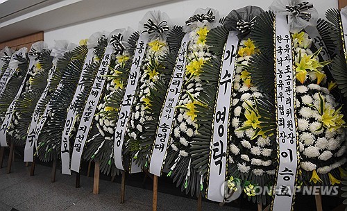 (서울=연합뉴스) 16일 서울시 송파구 서울아산병원 장례식장 1호실에 마련된 가수 고 현철(본명 강상수)의 빈소 앞에 후배들이 보내온 근조 화환이 놓여있다. 2024.7.16 [사진공동취재단] photo@yna.co.kr