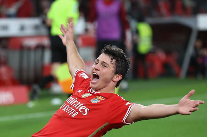 'EPL 1050억 오퍼' 이강인 중원 구상서 제외됐나...PSG '11…