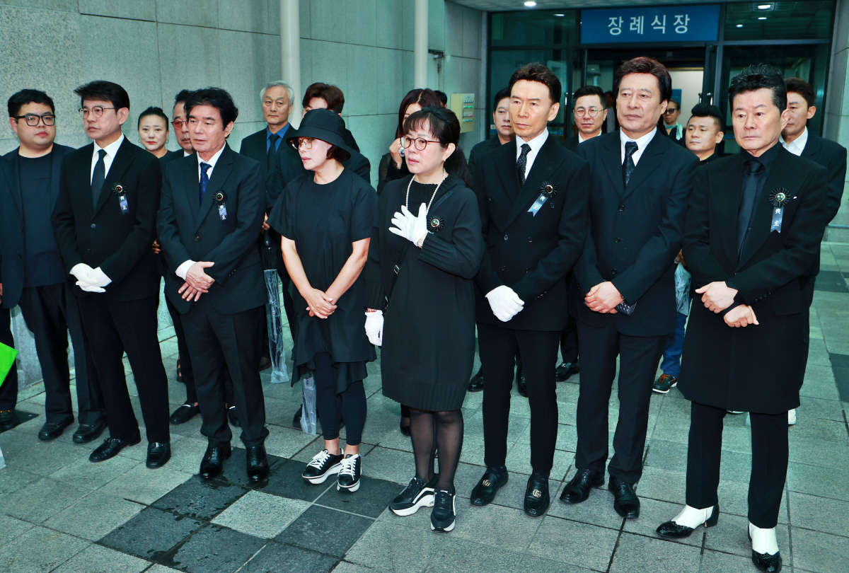 [종합] 故 현철, 영원한 별이 된 국민가수…가요계 애도 속 영면