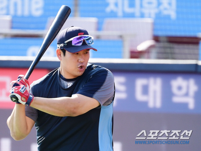 '오금 통증' 유강남, 결국 수술대 올랐다→재활 7개월 '시즌 아웃'…"…