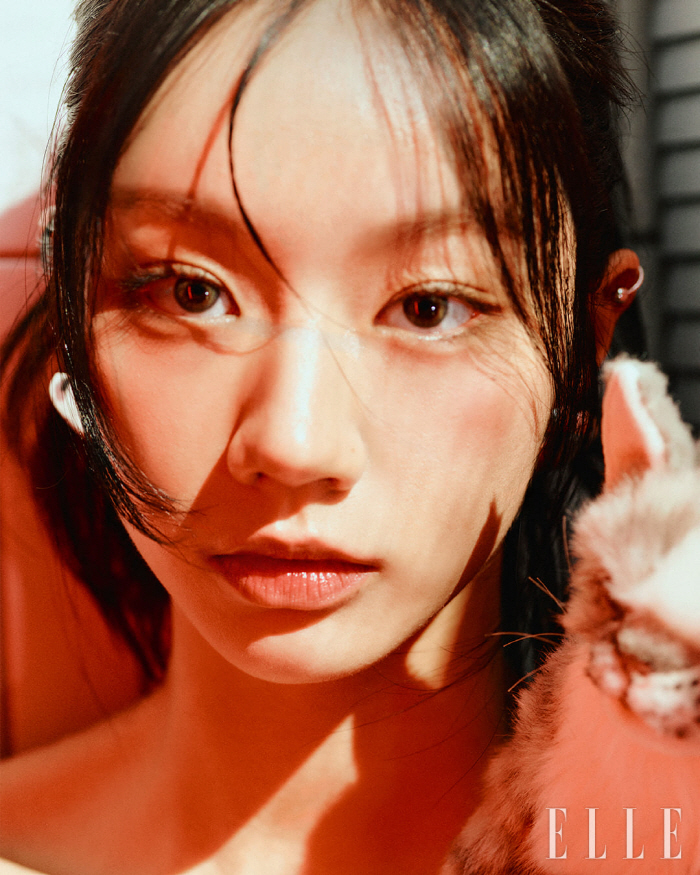 탄수화물 끊은 혜리, 푹 파인 쇄골+가녀린 어깨..성숙美 [화보]