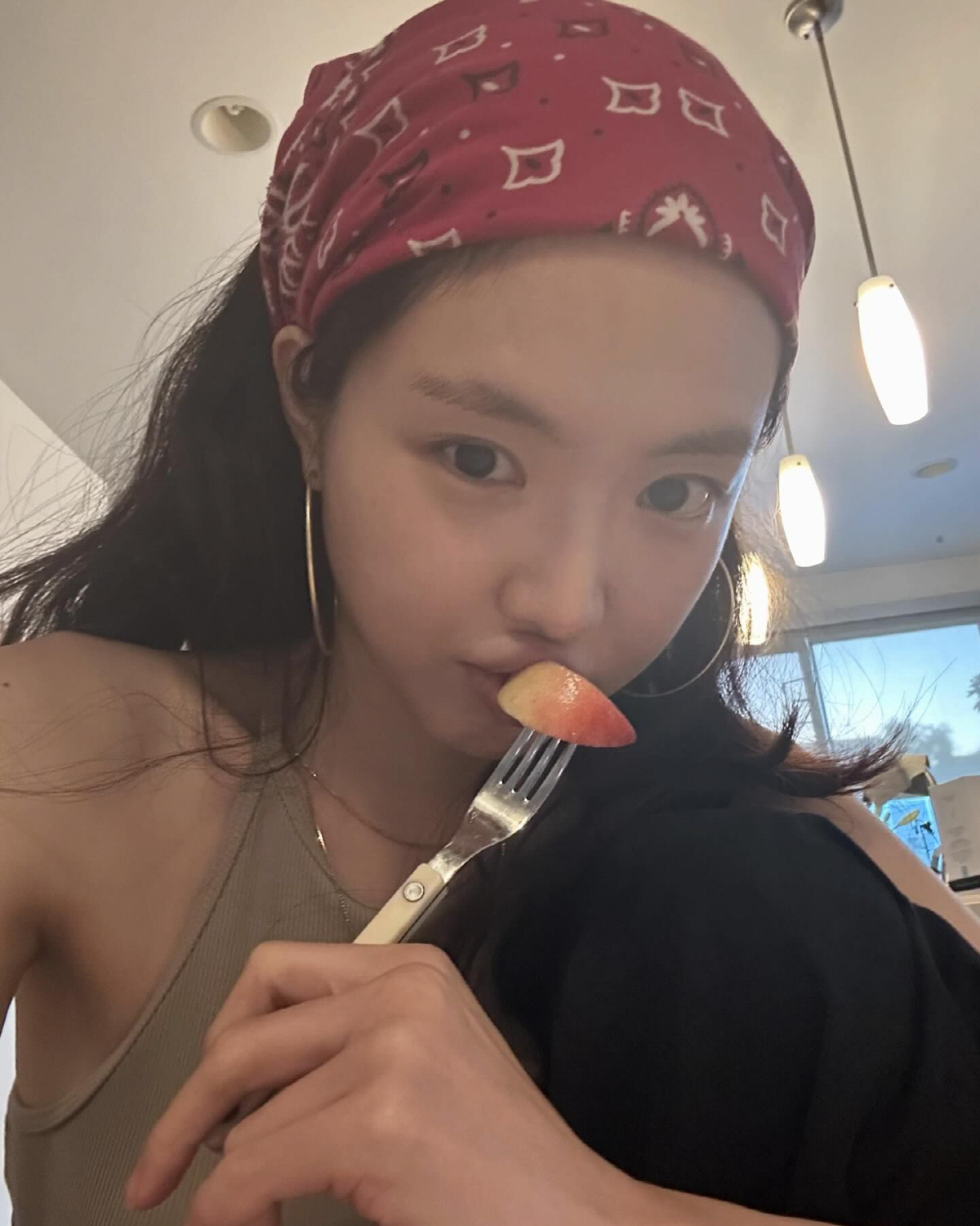 손나은, '직각 어깨'의 정석...누드톤 민소매 입고 '과감 뒤태' 자랑