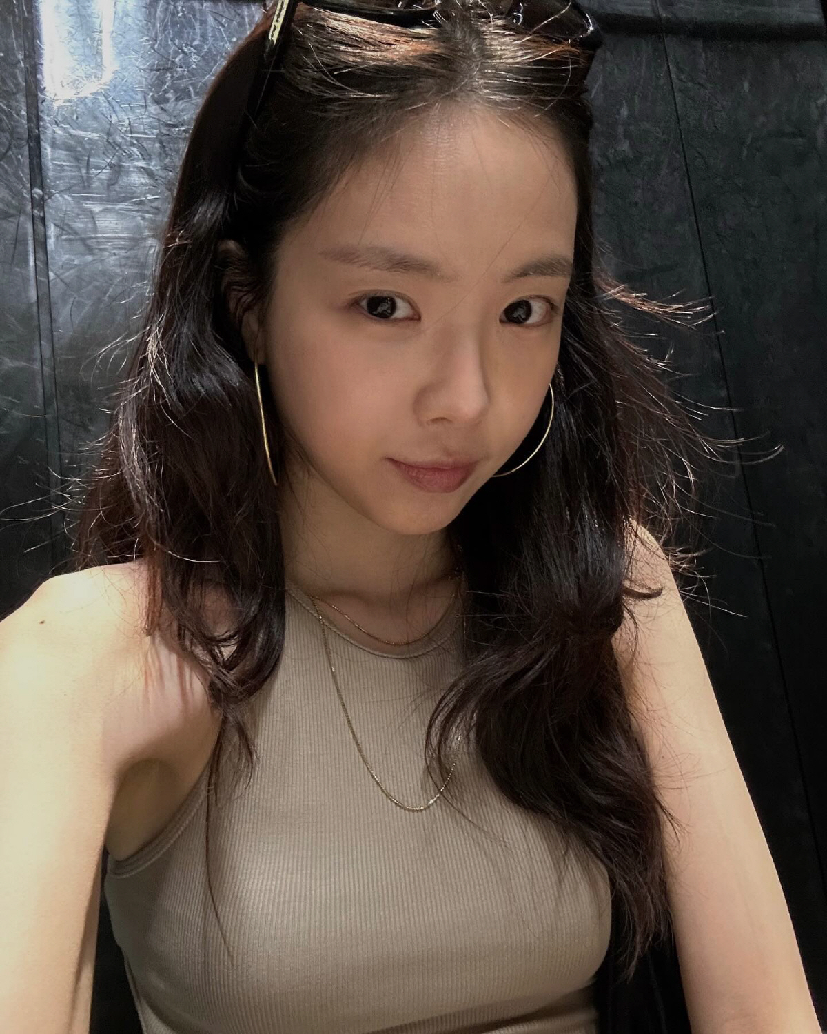 손나은, '직각 어깨'의 정석...누드톤 민소매 입고 '과감 뒤태' 자랑