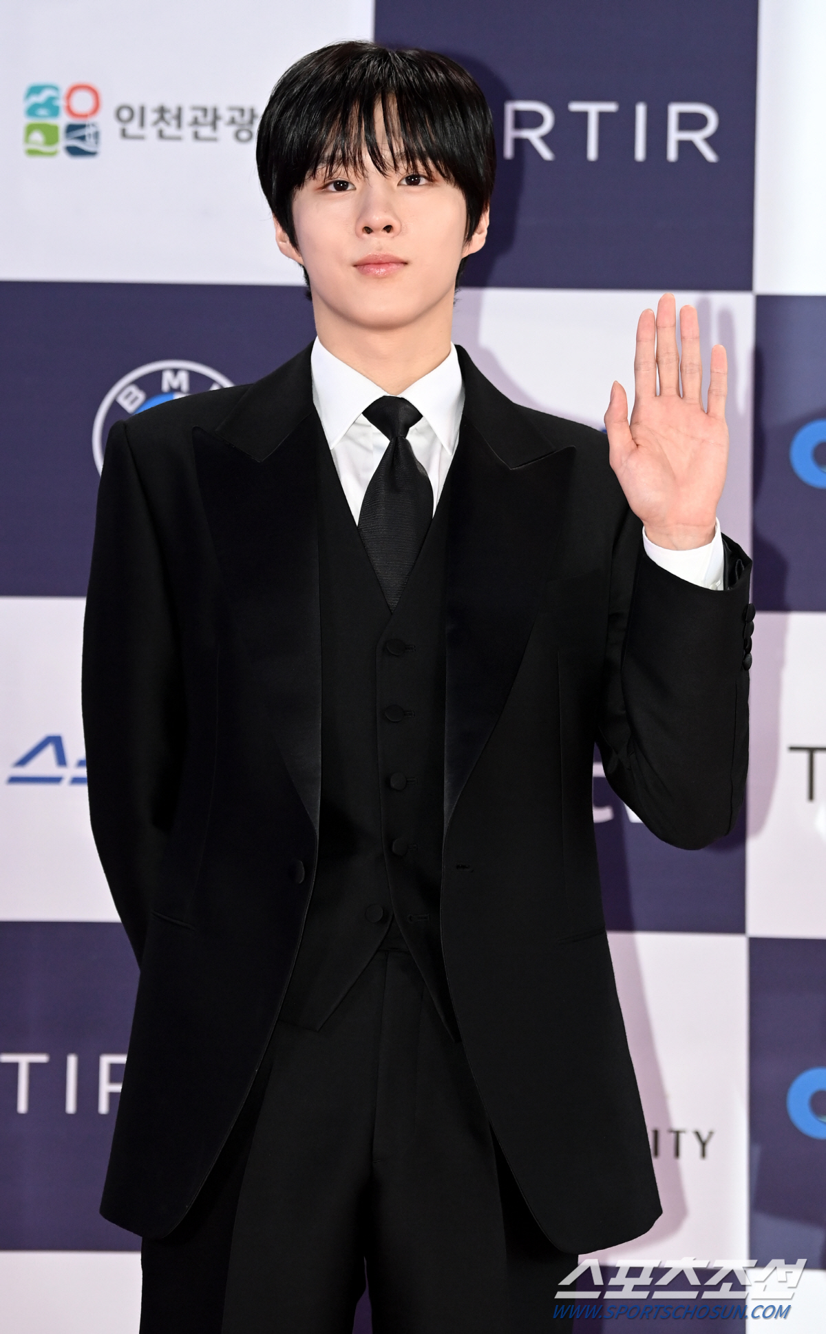 [포토] 김우석, 멋짐 넘치는 손인사