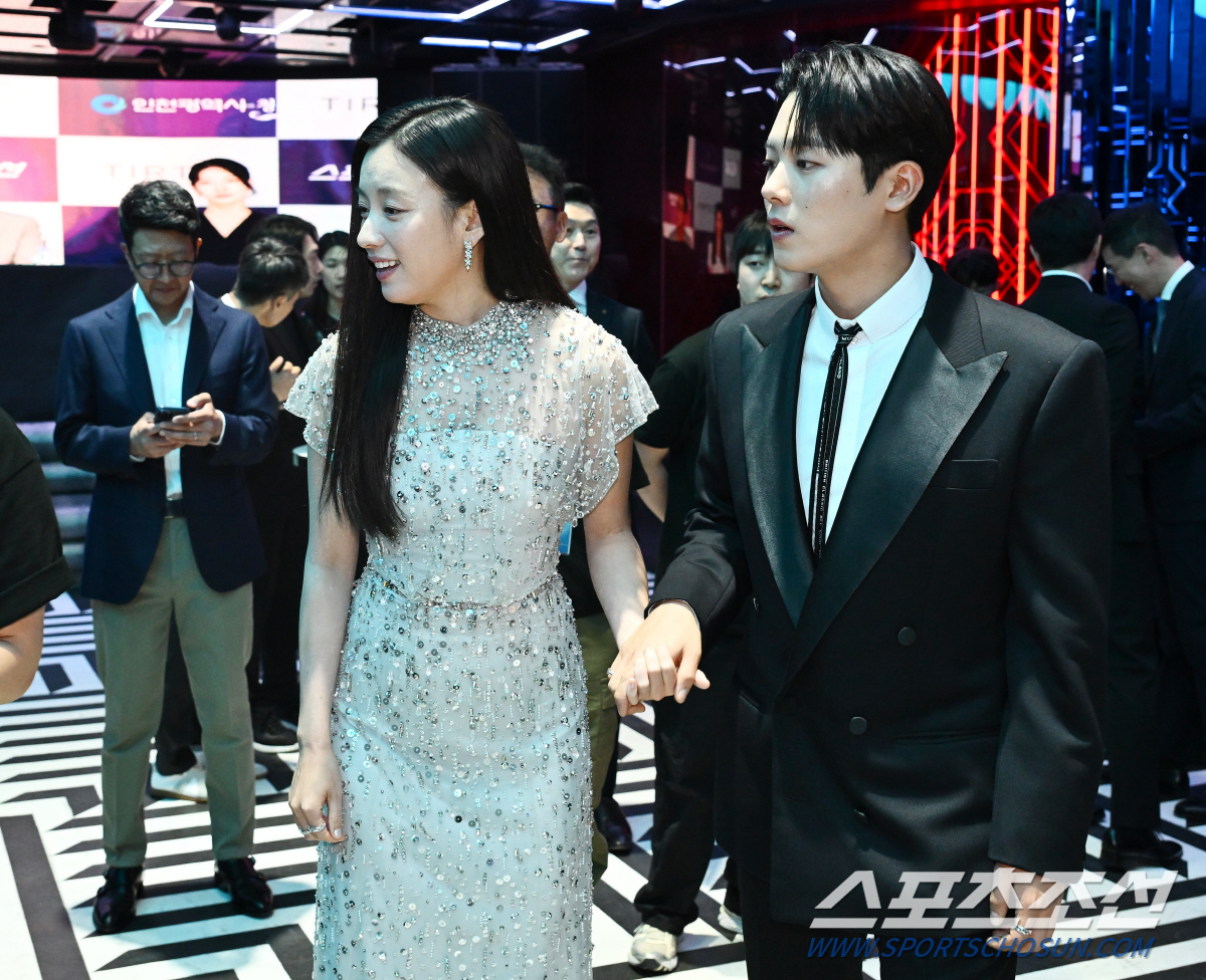 [포토] 아들 이정하 손 꼭 잡은 한효주