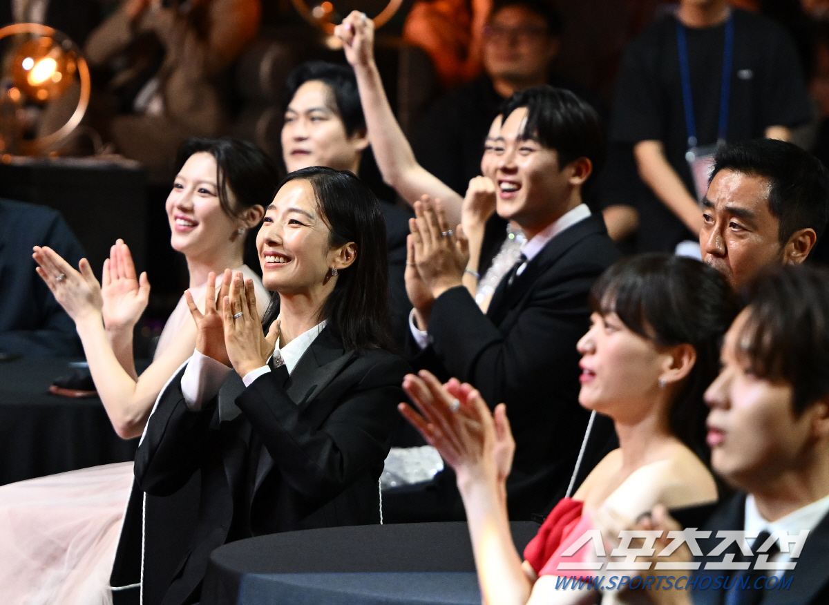 [포토] 박남정 깜짝 공연에 환호하는 배우들