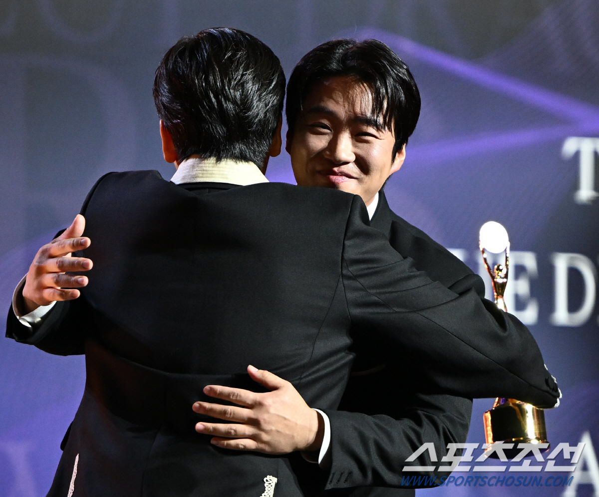 [포토] 안재홍, 남우조연상 수상