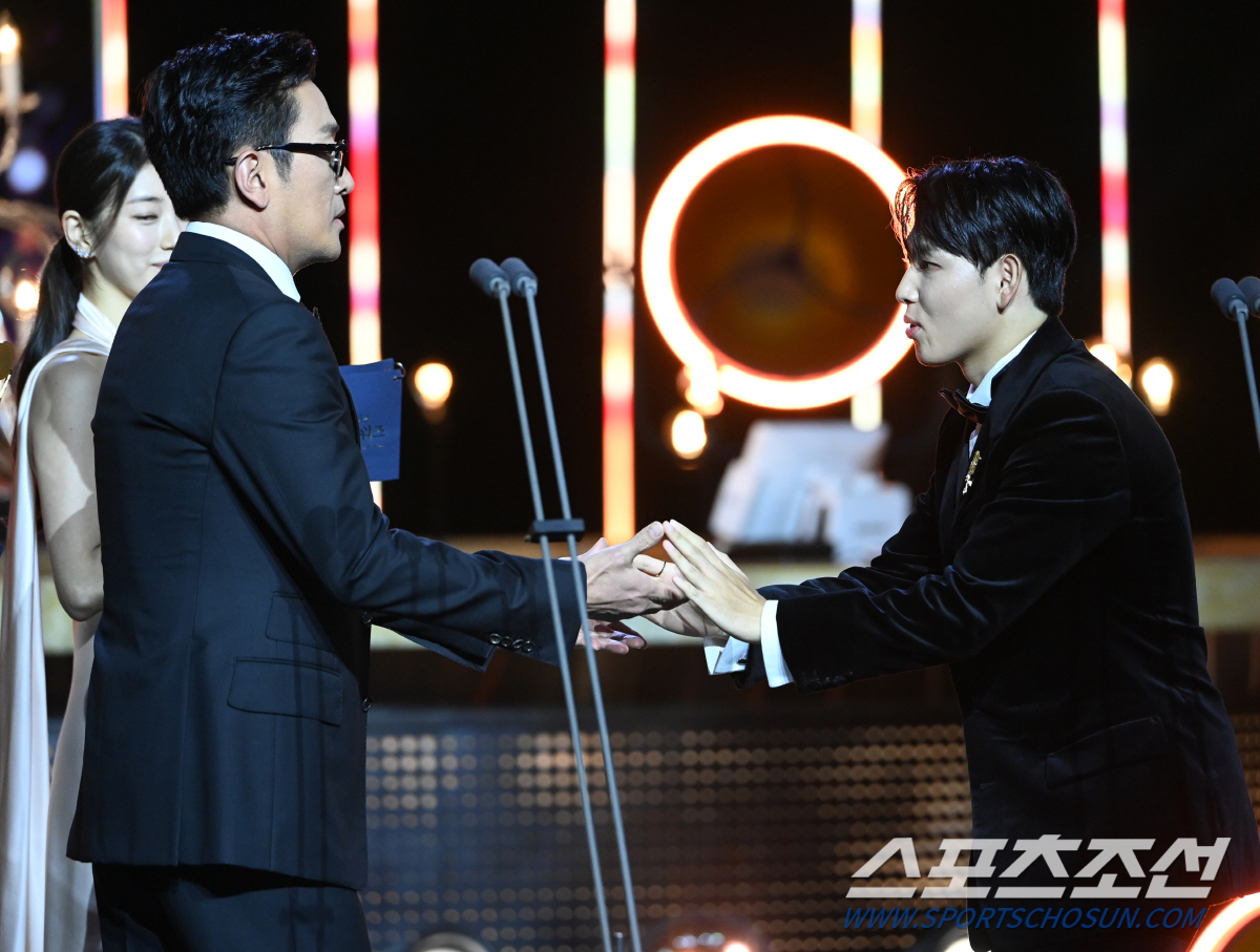 [포토] 하정우-임시완 '남우주연상 트로피 건네며'
