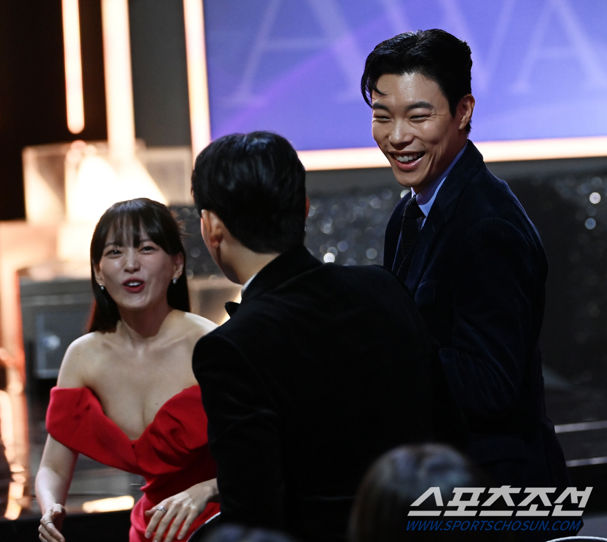[포토] 남우주연상 받은 임시완 축하 해주는 류준열