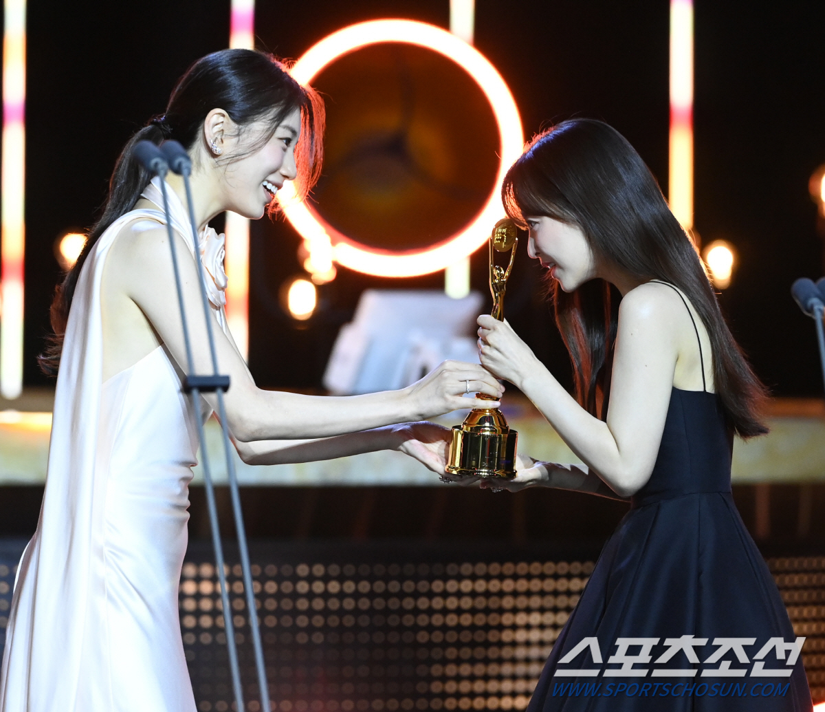 [포토] 수지-박보영 '진심을 담아 축하'