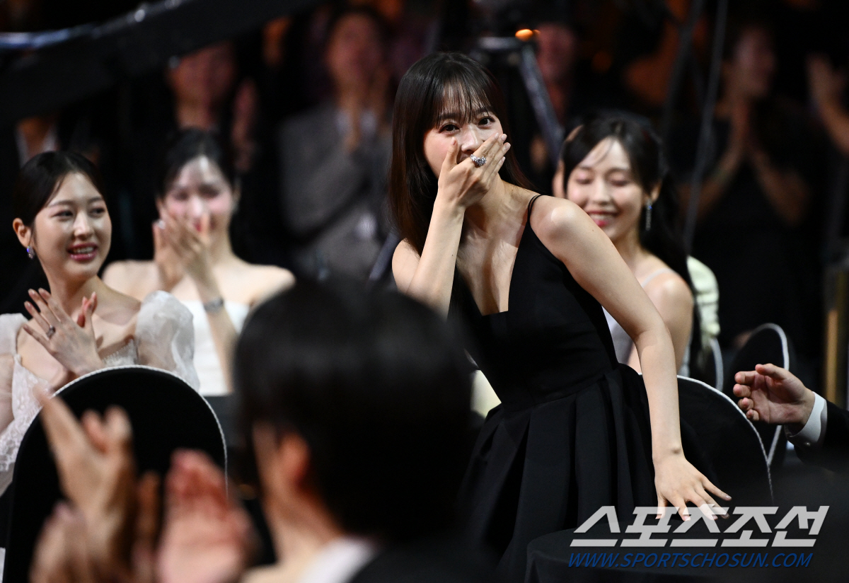 [포토] 감격스러워하는 박보영, 여우주연상 수상