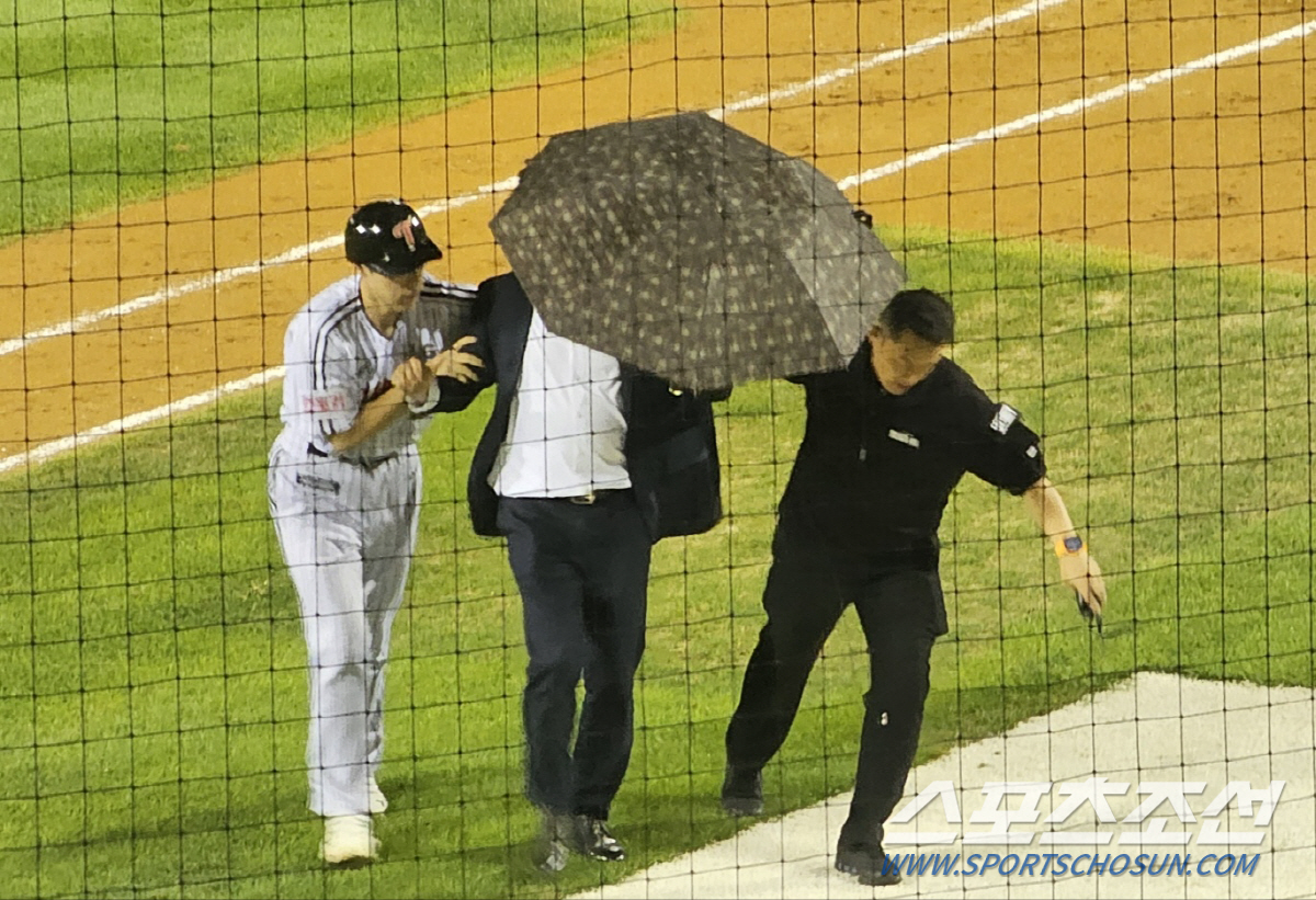 '우산 취객에도 웃음이...' 16안타 16득점 '라이벌에 4연승' 염갈…