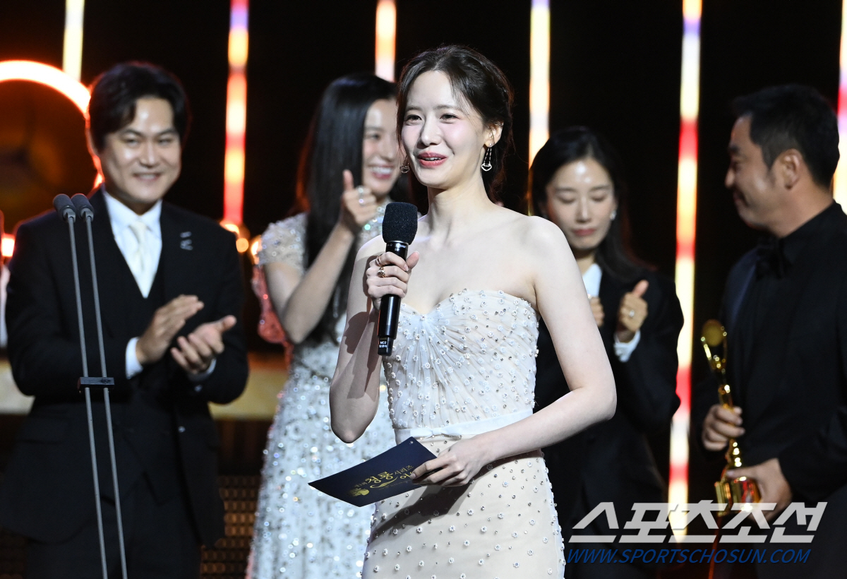 3년 연속 '청룡시리즈어워즈' 여신으로 활약한 임윤아, 눈부신 드레스 자…