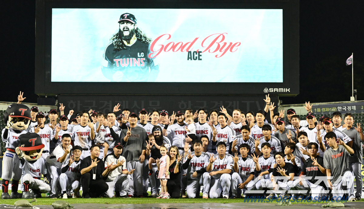 [잠실 인터뷰]LG 베테랑들 우승때만큼 울었다…켈리 마지막 인사 "너희는…